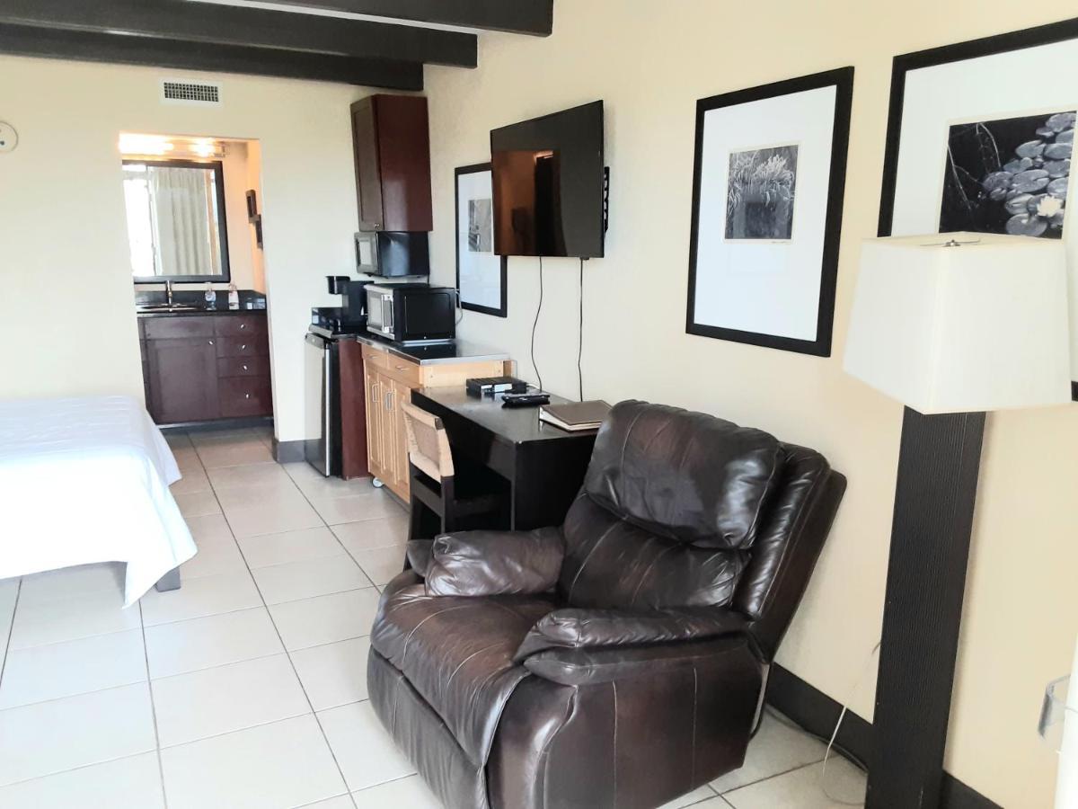 Charming One Bedroom Resort-Style Studio With Pool And Beach Access Ruskin Esterno foto